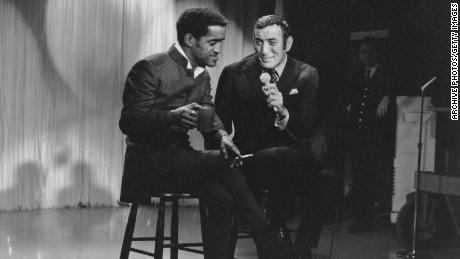 Cantores americanos Sammy Davis Jr.  e Tony Bennett aparecem na televisão por volta de 1960. 