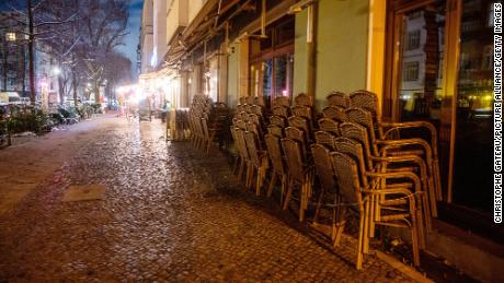 Am 30. Januar werden vor einem Restaurant in Berlin Stühle übereinander gestapelt.