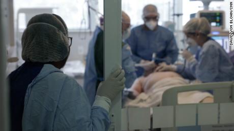 Eine Krankenschwester auf der Intensivstation sieht zu, wie ein Covid-19-Patient in São Paulo, Brasilien, intubiert wird.