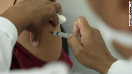 Eine Frau erhält die erste Dosis des AstraZeneca-Impfstoffs in São Paulo, Brasilien.