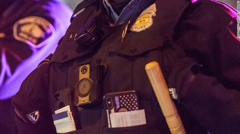 明尼阿波利斯警察必须在整个通话过程中保持打开人体摄像头, 新政策说