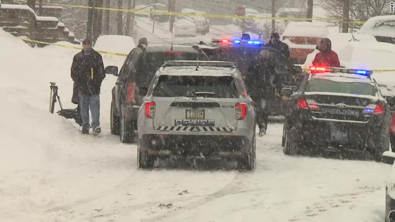 Drie mense is dood nadat 'n rusie oor sneeu-skoffel tot moord-selfmoord lei