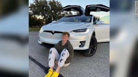 Der YouTube-Erfinder Ryan Trahan hat ein Tesla Model X gekauft und sagt, dass der elektrische SUV eine Rolle in seinen viralen Videos gespielt hat.