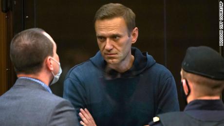 Der russische Oppositionsführer Alexei Navalny spricht mit einem seiner Anwälte, der während seiner Anhörung am Dienstag in einer Glasbox steht. 