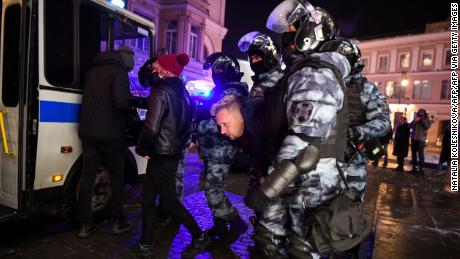Die Bereitschaftspolizei nimmt einen Demonstranten fest, nachdem das Gericht beschlossen hatte, Alexey Navalny in den frühen Morgenstunden des Mittwochs in der Innenstadt von Moskau inhaftieren zu lassen.