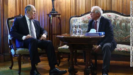 Ein Handzettelfoto des russischen Außenministeriums zeigt den russischen Außenminister Sergej Lawrow (links) und den EU-Außenminister Josep Borrell während ihres Treffens in Moskau am Freitag.