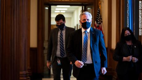 House Minority Leader Kevin McCarthy (R-CA) walks from his office to the House floor at the U.S. Capitol on February 4, 2021 ワシントンで, DC. 