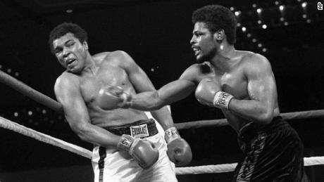 Auf diesem Foto vom 15. Februar 1978 verbindet sich Leon Spinks [rechts] mit einem rechten Haken zu Muhammad Ali während der späten Runden ihres Meisterschaftskampfes in Las Vegas. 