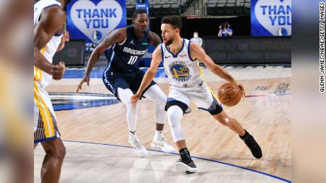 Curry dribbelt den Ball gegen die Dallas Mavericks.