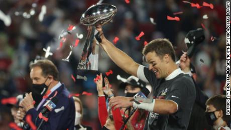 Beide Siege kommen kurz bevor Tom Brady, 43, einen siebten Super Bowl-Titel holt