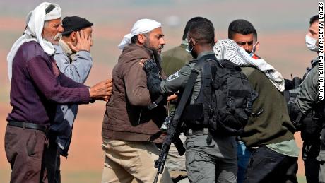 Die Bewohner stoßen am 8. Februar 2021 mit israelischen Sicherheitskräften zusammen, als Soldaten Beduinenzelte und -strukturen östlich des Dorfes Tubas im Westjordanland abreißen. 