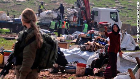 Ein Bewohner reagiert, als israelische Truppen am 8. Februar Zelte und Gebäude in der Nähe von Tubas abreißen.