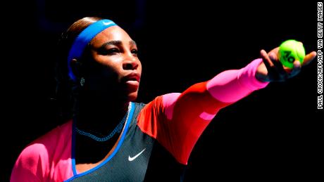 Serena Williams setzt sich bei den Australian Open durch, als Venus sich verbeugt
