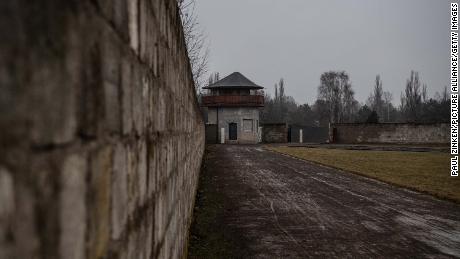 100 Jahre alter ehemaliger Nazi-Konzentrationslagerwächter wegen Holocaust-Gräueltaten angeklagt 
