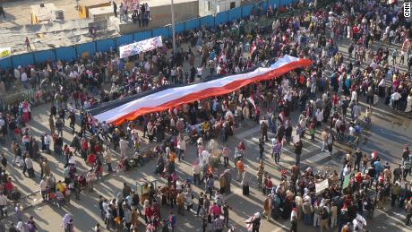 Während des Arabischen Frühlings im Februar 2011 drängen sich riesige Menschenmengen auf dem Tahrir-Platz in Kairo.