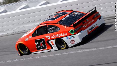 Bubba Wallace, Fahrer des # 23 Door Dash Toyota, fährt während des Trainings für die 63. jährliche Daytona 500 der NASCAR Cup Series am 10. Februar 2021 auf dem Daytona International Speedway in Daytona Beach, Florida.