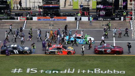 NASCAR-Fahrer schieben den von Bubba Wallace gefahrenen Victory Junction Chevrolet Nr. 43 als Zeichen der Solidarität mit dem Fahrer vor der NASCAR Cup-Serie GEICO 500 auf dem Talladega Superspeedway am 22. Juni 2020 in Talladega, Alabama, an die Spitze der Startaufstellung. 