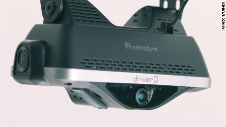 آمازون دوربین های AI را راه اندازی می کند که رانندگان تحویل را کنترل می کنند.