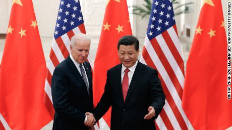Bei einem Besuch in Peking im Jahr 2013 gibt Vizepräsident Joe Biden dem chinesischen Staatschef Xi Jinping die Hand. 