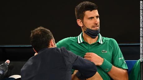 Djokovic wird in seiner dritten Runde behandelt.