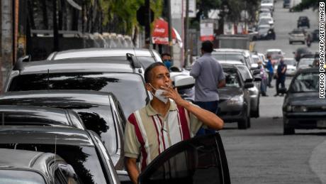 Una cola frente a una gasolinera en el distrito de Chacao en Caracas el 11 de septiembre de 2020.