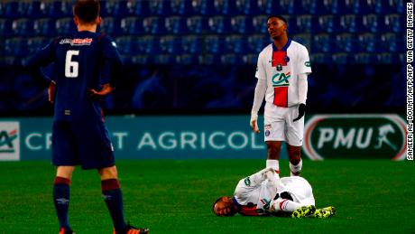 Neymar krümmt sich vor Schmerzen, nachdem er sich letzte Woche während eines französischen Pokalspiels gegen Cean verletzt hatte.