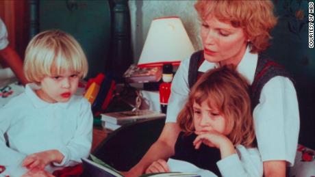 Ronan Farrow, Dylan Farrow und Mutter Mia Farrow, wie in den neuen HBO-Dokumentationen zu sehen "Allen v. Farrow."