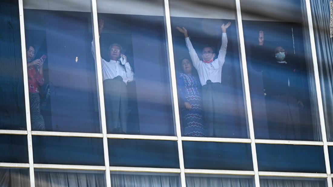Elected members of Parliament wave to protesters in Yangon as police surround the headquarters of Suu Kyi&#39;s political party, the National League for Democracy, 二月に 15.
