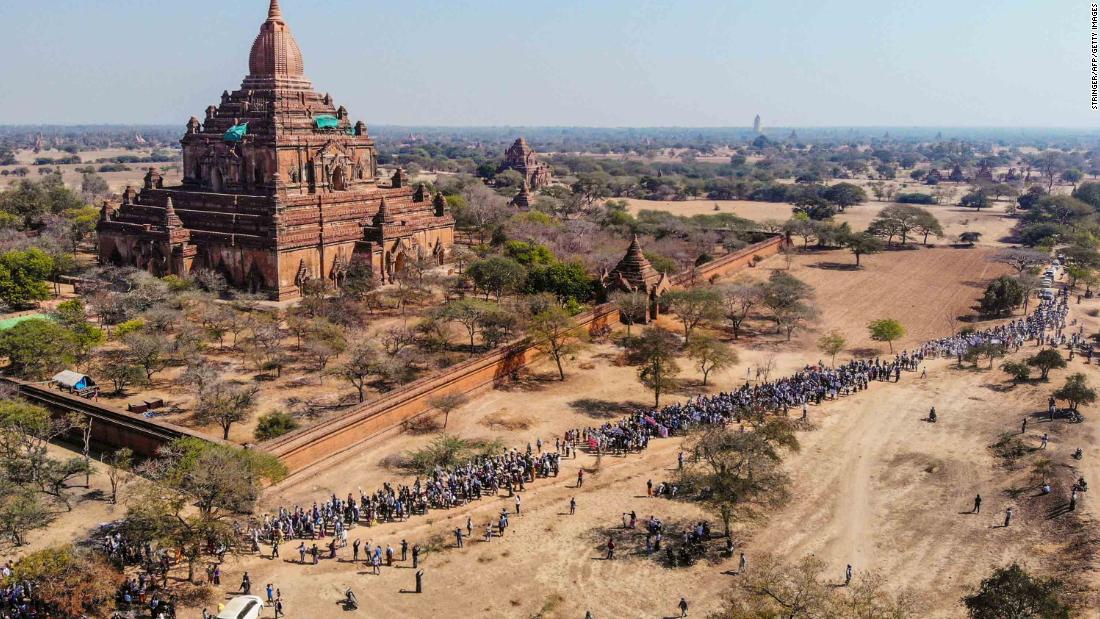 Protesters demonstrate in Bagan, a UNESCO World Heritage site, 二月に 11.