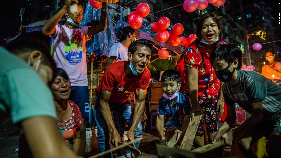 Yangon residents bang objects to show support for Suu Kyi and her party on February 5. 