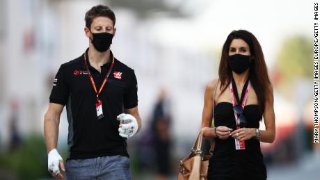 Grosjean und seine Frau Marion laufen vor dem Sakhir Grand Prix in Bahrain im Fahrerlager.