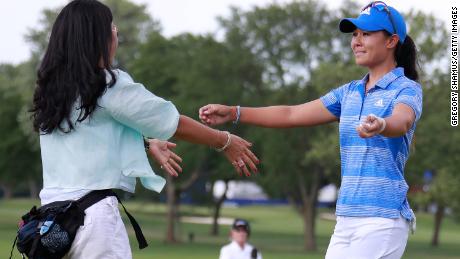 Kang umarmt ihre Mutter Grace Lee, nachdem sie die KPMG PGA Championship 2017 gewonnen hat.