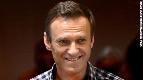 Amnesty apologizes to Kremlin critic Alexey Navalny as it restores his &#39;prisoner of conscience&#39; status
