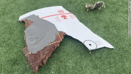 Trümmer aus einem Flugzeug fielen am Samstag auf einem Fußballplatz in Broomfield, Colorado.
