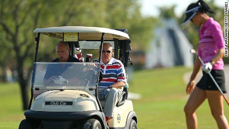 Der frühere New Yorker Bürgermeister Rudy Guliani und Rush Limbaugh sehen zu, wie Michelle Wie während des Els for Autism Pro-Am im PGA National Golf Club am 10. März 2014 in Palm Beach, Florida, spielt. 
