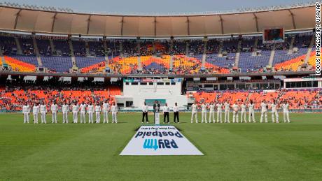 Die Teams aus Indien und England stehen während der Nationalhymnen vor dem ersten Tag des dritten Testspiels.