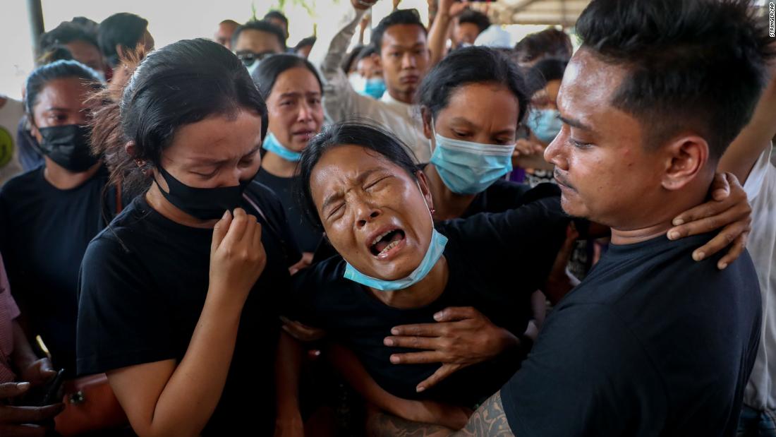 Thida Hnin cries during the funeral of her husband, Thet Naing Win, in Mandalay on February 23. He and another protester &lt;a href =&quot;https://www.cnn.com/2021/02/20/asia/myanmar-police-protestors-reports-shooting-intl/index.html&quot; target =&quot;_空欄&amquotot;&gt;were fatally shot by security forces&alt;lt;/A&gt; during an anti-coup protest.