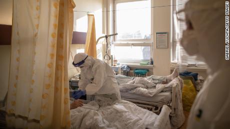 Ein Mitarbeiter des Gesundheitswesens kümmert sich am 11. Januar 2021 in Karvina, Tschechische Republik, um einen Patienten auf der Station Covid-19 im Krankenhaus Karvina-Raj.