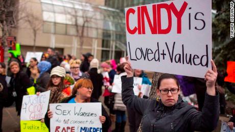 Demonstranten halten am 2. April 2015 vor dem Rathaus von Edmonton Schilder zur Unterstützung von Cindy Gladue. 