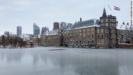 Der gefrorene Hofvijver-Teich ist am Dienstag, dem 9. Februar, vor den niederländischen Parlamentsgebäuden in Den Haag, Niederlande, zu sehen.