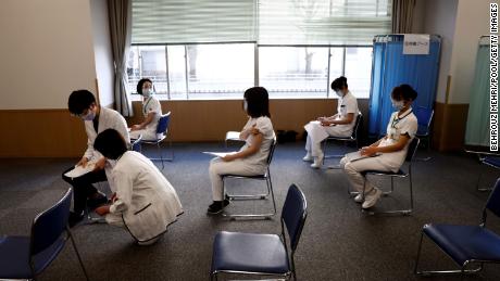 Medizinische Mitarbeiter warten auf Konsultationen, nachdem sie am 17. Februar 2021 in Tokio eine Dosis des Covid-19-Impfstoffs erhalten haben.