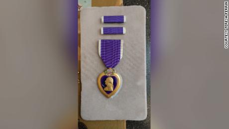 Purple Heart dejado en una tienda de segunda mano se devuelve a la familia de un veterano fallecido