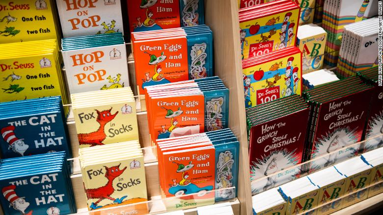This Virginia school district says it isn't banning Dr. Seuss' books. 在年度全美阅读日, it's just no longer emphasizing them