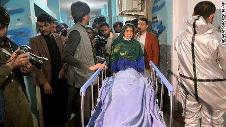 Afghans carry the body of a woman who was killed in Jalalabad, アフガニスタン, 行進に 2.