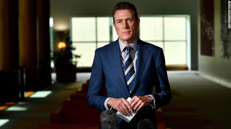 El fiscal general australiano Christian Porter se presenta para negar una acusación histórica de violación