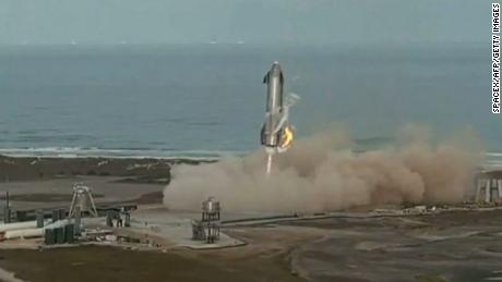 نمونه اولیه موشک SpaceX Mars برای اولین بار فرود می آید ، اما روی یک بالشتک منفجر می شود