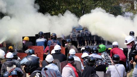 Anti-Putsch-Demonstranten entlassen Feuerlöscher, um den Auswirkungen des von der Polizei während einer Demonstration am 8. März in Naypyitaw, Myanmar, abgefeuerten Tränengases entgegenzuwirken.
