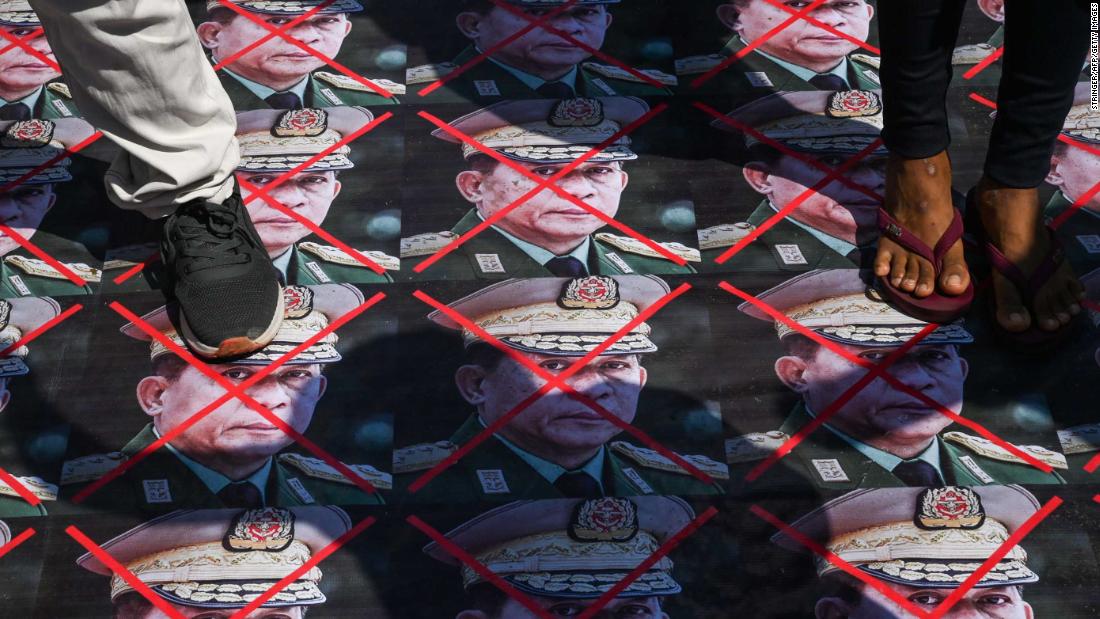 Protesters step on portraits of Myanmar&#39;s armed forces chief, 遺伝子. Min Aung Hlaing, during a demonstration in Yangon on March 5.