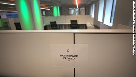 In den Büros von Catapult in Boston wurde ein Arbeitsplatz wegen sozialer Distanzierung geschlossen. 