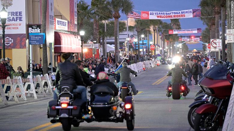 Alrededor 300,000 people are expected at a Florida motorcycle rally despite the pandemic